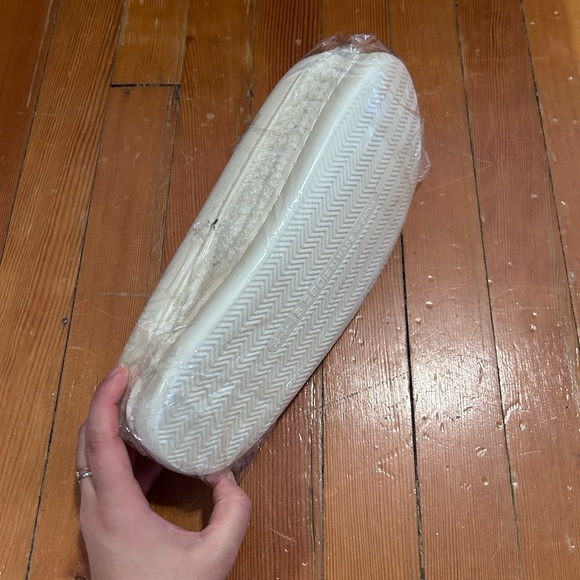 Smiley face slippers - Picture 3 of 3